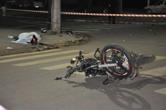 Jovem morre arremessado em acidente entre moto e carro em rotat&oacute;ria