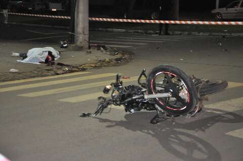 Jovem morre arremessado em acidente entre moto e carro em rotat&oacute;ria