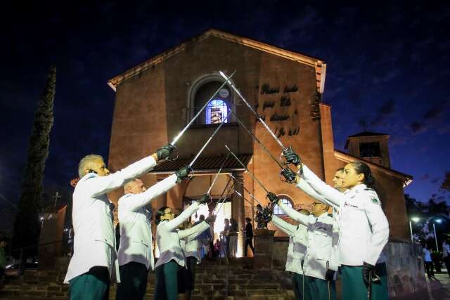 Com prociss&atilde;o, fi&eacute;is celebram a padroeira de MS em ato de amor e f&eacute; 