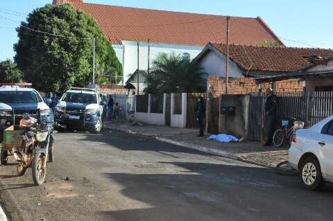 Dupla em motocicleta executa homem com tr&ecirc;s tiros em frente a resid&ecirc;ncia 