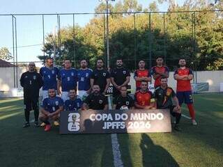 Apaixonados por futebol, amigos criam a pr&oacute;pria "Copa do Mundo"
