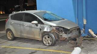Jovem morre arremessado em acidente entre moto e carro em rotat&oacute;ria