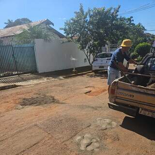 Aposentado passa dia tampando buracos por conta pr&oacute;pria na Vila Planalto