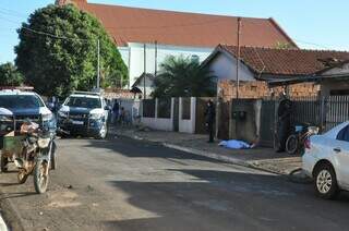 Dupla em motocicleta executa homem com tr&ecirc;s tiros em frente a resid&ecirc;ncia 