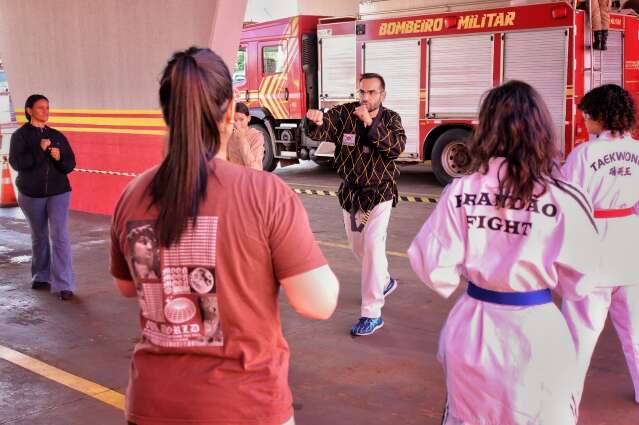 Com v&iacute;tima de viol&ecirc;ncia dom&eacute;stica entre participantes, curso ensina autodefesa