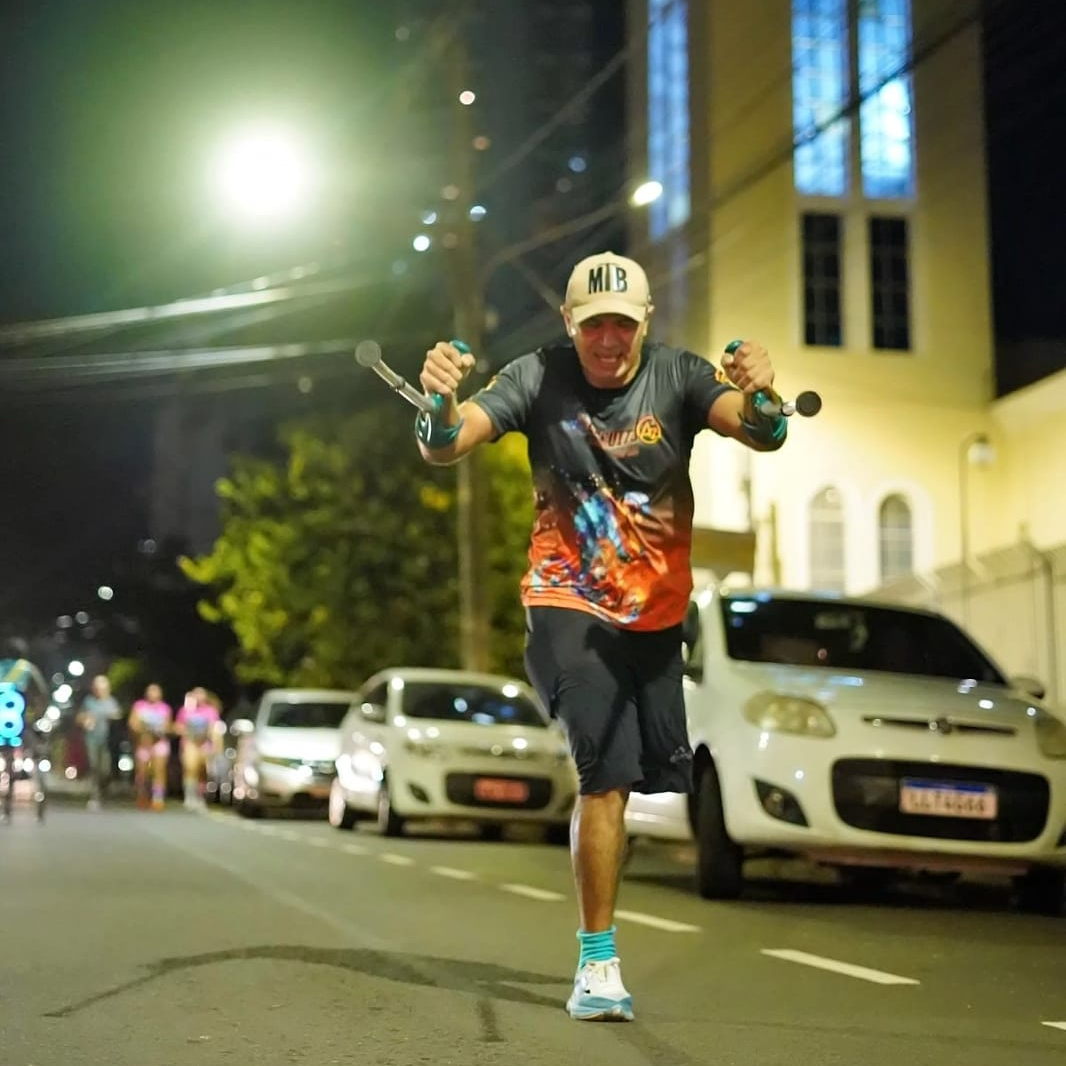 Atleta amputado compete em maratona com muletas