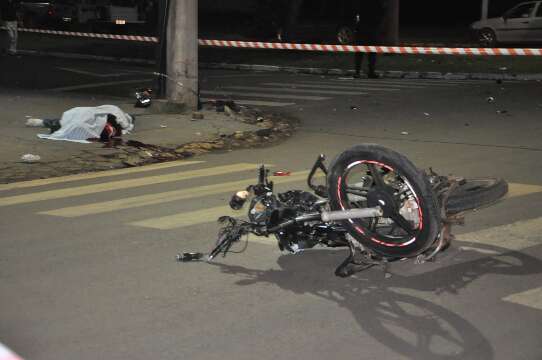 Jovem morre arremessado em acidente entre moto e carro em rotat&oacute;ria