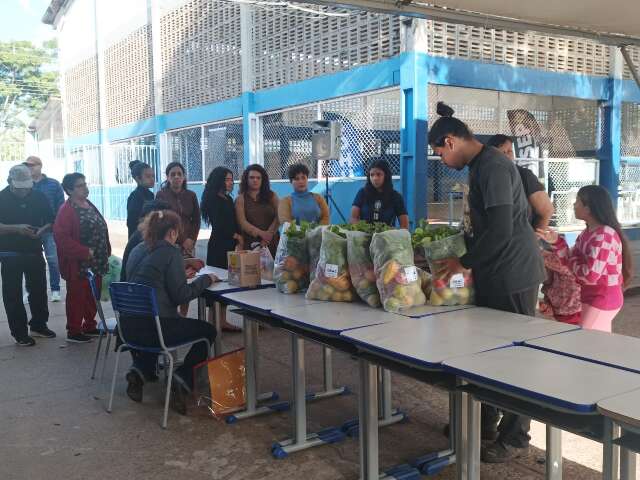 Moradores aproveitam mutir&atilde;o para fazer a feira e come&ccedil;ar o pr&oacute;prio pomar