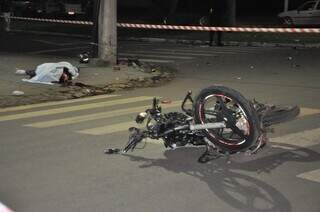 Jovem morre arremessado em acidente entre moto e carro em rotat&oacute;ria