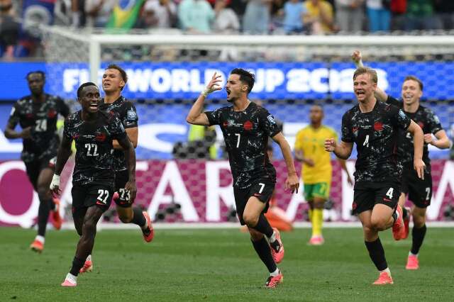 Com gol nos acr&eacute;scimos, Canad&aacute; elimina &Aacute;frica do Sul e avan&ccedil;a &agrave;s oitavas da Copa
