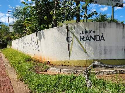 Em cl&iacute;nica desativada, grades abertas permitem entrada e sa&iacute;da de qualquer um 