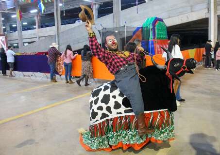 Fantasia inspirada no Touro Candil rouba a cena em festa junina