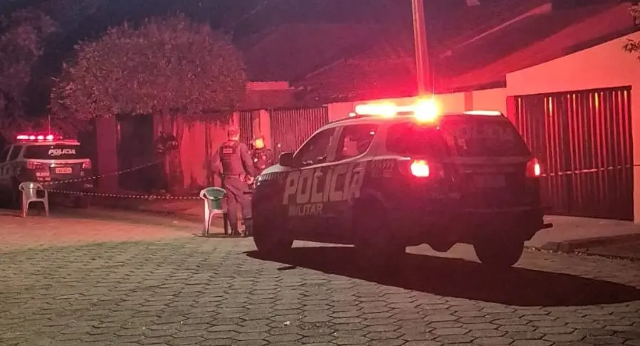Jovem &eacute; assassinado com ao menos quatro tiros em frente de casa