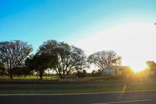 Capital tem domingo de sol com m&aacute;xima de 33&deg;C e alerta para frente fria