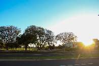 Capital tem domingo de sol com m&aacute;xima de 33&deg;C e alerta para frente fria