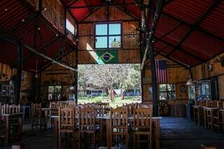 Casa virou rancho de 4 hectares, com lago enorme e clima de Velho Oeste