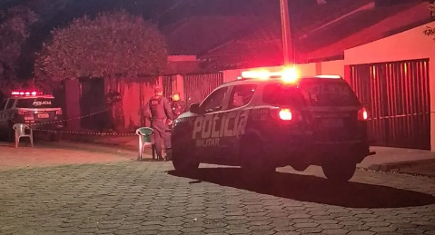 Jovem &eacute; assassinado com ao menos quatro tiros em frente de casa