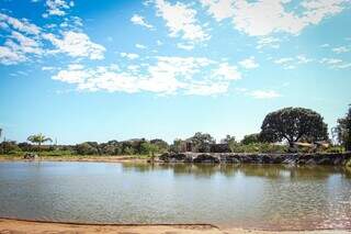 Casa virou rancho de 4 hectares, com lago enorme e clima de Velho Oeste