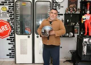 Roberto largou bar e virou artes&atilde;o de m&atilde;o cheia no mundo dos capacetes