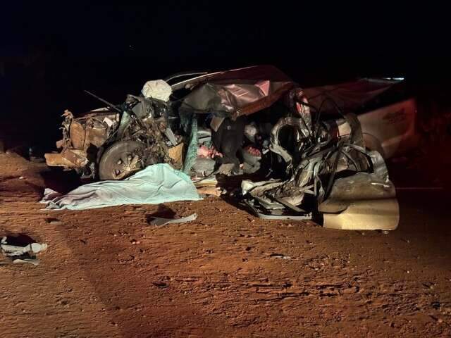 Motorista morre ap&oacute;s Hilux bater em semi-reboque de caminh&atilde;o canavieiro