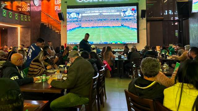 De tel&atilde;o na rua a chope gr&aacute;tis: onde assistir Brasil x Jap&atilde;o na Capital 
