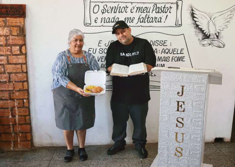 Restaurante tem marmita abençoada a R$ 10 de dia e à noite vira igreja