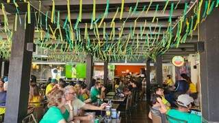 Na Bom Pastor vazia, colegas usam b&ocirc;nus do patr&atilde;o em bar aberto para ver jogo