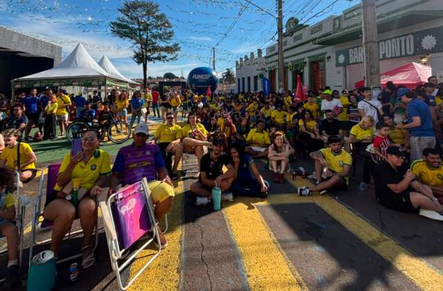 No 1&ordm; dia ensolarado desta Copa, torcida aproveita calor de 29&deg;C na Esplanada