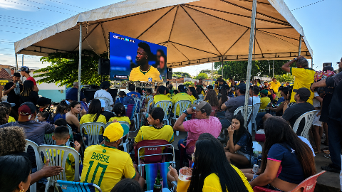 Com tel&atilde;o e pagode, arena popular leva Copa a bairro carente de lazer