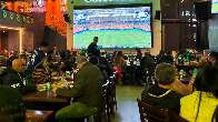 De tel&atilde;o na rua a chope gr&aacute;tis: onde assistir Brasil x Jap&atilde;o na Capital 