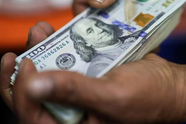 D&oacute;lar tem leve alta e fecha a R$ 5,17 segundo Banco Central