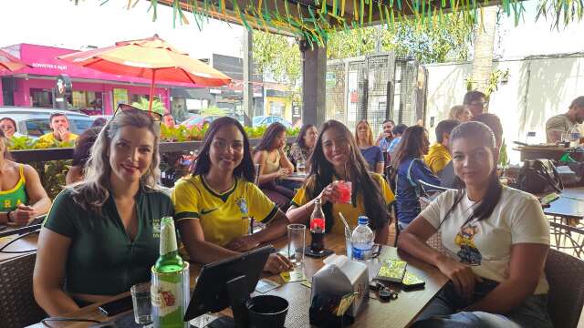 Na Bom Pastor vazia, colegas usam b&ocirc;nus do patr&atilde;o em bar aberto para ver jogo