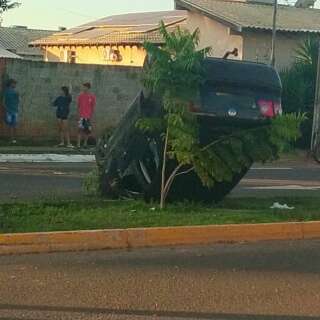 Estudante embriagado &eacute; preso ao capotar autom&oacute;vel em avenida