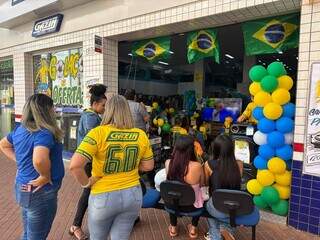 No Centro deserto, comerciantes e vendedores resistem de olho na TV
