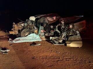 Motorista morre ap&oacute;s Hilux bater em semi-reboque de caminh&atilde;o canavieiro