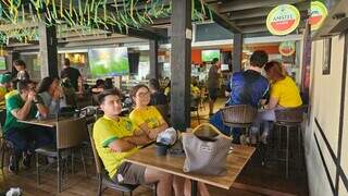 Na Bom Pastor vazia, colegas usam b&ocirc;nus do patr&atilde;o em bar aberto para ver jogo