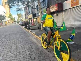Com R$ 50 e uma bicicleta, pintor vira atra&ccedil;&atilde;o nas ruas durante a Copa