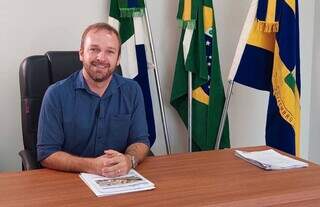 Prefeito volta ao trabalho com tornozeleira, mas suspende expediente por 3 dias