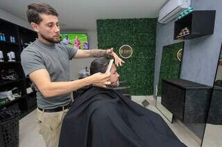 Zayd Barber oferece corte e barba ilimitados para militares por R$ 89,90