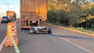 Motociclista morre ao bater em carreta parada h&aacute; 2 dias em rodovia estadual