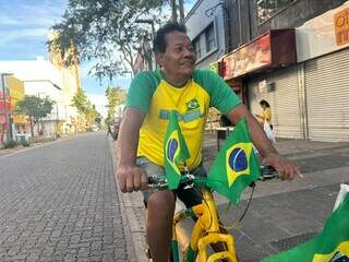 Com R$ 50 e uma bicicleta, pintor vira atra&ccedil;&atilde;o nas ruas durante a Copa