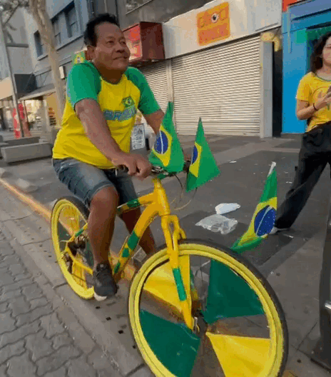 Com R$ 50 e uma bicicleta, pintor vira atra&ccedil;&atilde;o nas ruas durante a Copa
