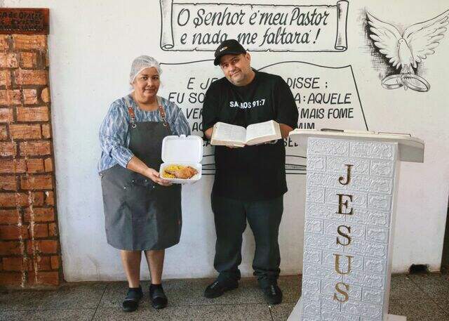 "Restaurante tem marmita abençoada a R$ 10 de dia e à noite vira igreja"