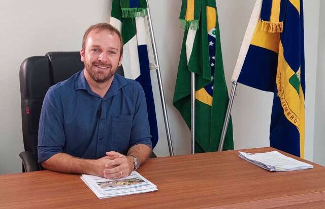 Prefeito volta ao trabalho com tornozeleira, mas suspende expediente por 3 dias