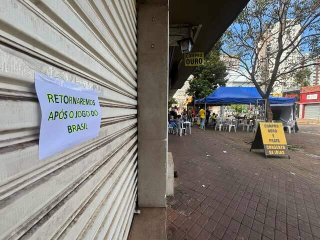 No Centro deserto, comerciantes e vendedores resistem de olho na TV