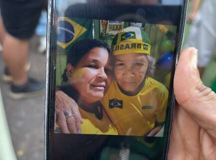 Neta leva saudade da av&oacute; para torcer pelo Brasil na Cidade da Copa
