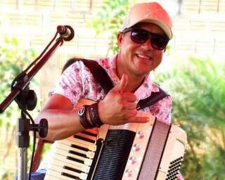 Morre o sanfoneiro Gilvan Santos, integrante do tradicional Grupo Ra&iacute;zes