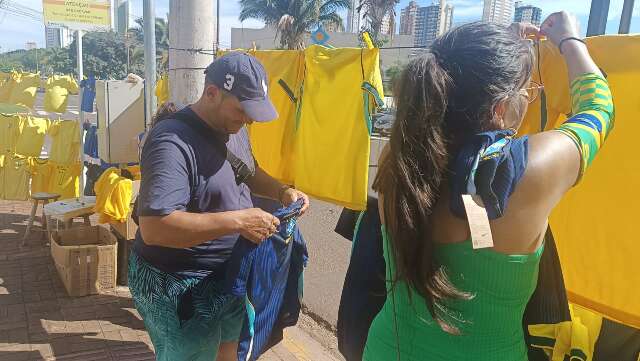 Jogo decisivo vira aposta para ambulantes que investiram at&eacute;  50 mil em camisas