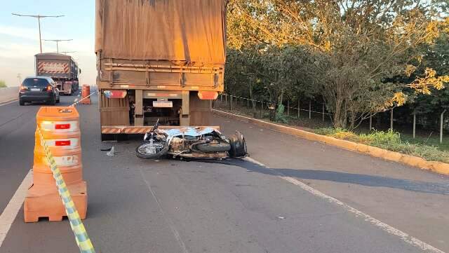 Motociclista morre ao bater em carreta parada h&aacute; 2 dias em rodovia estadual