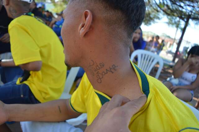 Com tatuagem de Neymar, torcedor tem esperança que o camisa 10 entre e faça gol